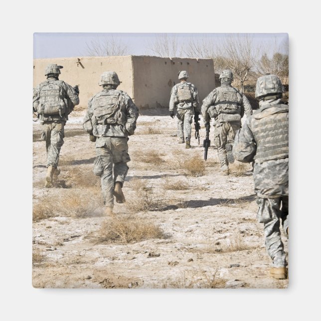 Íman soldados respondem a um ataque de armas ligeiras (Frente)