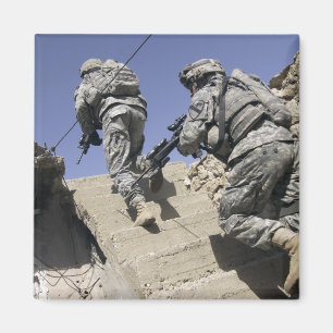 Íman Soldados subindo escada de um prédio