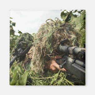 Íman Soldados vestidos em ternos do ghillie