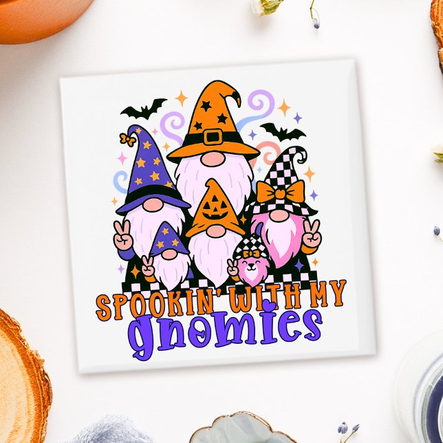 Íman "Spookin" Com Meus Gnomos: Amigos do Dia das Bruxa (Get festive with spookin' with my gnomies — a Halloween friends design full of humor and charm.)