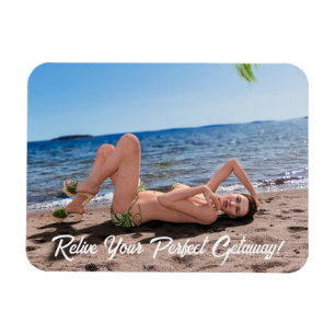 Íman Spring Break Girl deitada em Sandy Beach