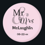Íman Sr. & Sra. Personalizada Nomes de Casal de Casamen<br><div class="desc">Imagem personalizada para o casal feliz com apelido e data de casamento. A cor de fundo é personalizável.</div>