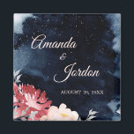 Íman Starry Night Floral Wedding Magnet<br><div class="desc">Este imã de casamento da Starry Night Floral inspira ou um tema de verão da meia-noite ou um tema de inverno escuro da neve, fazer um design sazonalmente versátil. A aquarela azul-marinho, quase negra, com uma estrela celeste ou floco de neve encheu o céu, combinada com o pop de flores...</div>