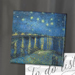 Íman Starry Night Over the Rhône | Vincent Van Gogh Mag<br><div class="desc">Starry Night Over the Rhône (1888), do artista holandês Vincent Van Gogh. A obra de arte original é um óleo na canvas que representa um céu noturno vigoroso e impressionista postado em tons modesta de azul e amarelo. Use as ferramentas de design para adicionar texto personalizado ou personalizar a imagem....</div>