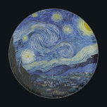 Íman Starry Night Vincent van Gogh<br><div class="desc">Esta bela e bela design de imã de geladeira de de de arte mostra o famoso pintor poste-impressionista holandês Vincent van Gogh, "A Noite Estrelada". Pintado durante sua estadia no asilo Remy Santo na década de 1880, van Gogh retratou as colinas rolantes e árvores ciprestes que viu de sua janela....</div>