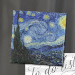 Íman Starry Night | Vincent Van Gogh<br><div class="desc">Starry Night (1889),  pelo artista holandês Vincent Van Gogh. A obra de arte original é um óleo na canvas que representa um céu noturno vigoroso e impressionista postado em tons modesta de azul e amarelo. Use as ferramentas de design para adicionar texto personalizado ou personalizar a imagem.</div>