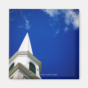 Íman Steeple da igreja de Nova Inglaterra com um céu d