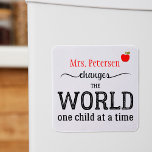 Íman Sua citação de script de tipografia de nome de pro<br><div class="desc">Personalizado,  "O PROFESSOR muda o mundo uma criança de cada vez",  uma promissora citação tipográfica em vermelho,  preto e branco. Faça um obrigado de guardiã atencioso para seu presente para seu professor! — Observe que a cor de fundo pode ser alterada (após selecionar a opção PERSONALIZAR).</div>