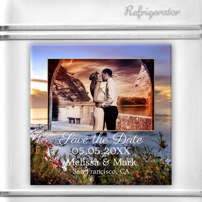 Íman Sua Imã salve a data Costeira do Sunset (A romantic Save the Date magnet with your own favorite photo framed by a coastal design at sunset.)