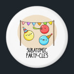 Íman Subatômicos - Funny Science Pun<br><div class="desc">Sub Atomic Party-cles Funny Science Pun apresenta um belo punhado de partículas subatômicas em festas com seus coloridos chapéus de festa e fabricantes de ruídos. Um presente engraçado para a família e amigos que adoram trocadilhos bonitos de ciência.</div>