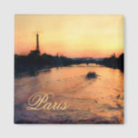 Íman Sunset on the Seine in Paris, France Magnet<br><div class="desc">Encantando arte Viagem! Crepúsculo na Cidade das Luzes quando o sol se põe em Paris com um barco a varrer o rio Sena e a Torre Eiffel silenciada no horizonte. Bonito presente para quem sonha com noites românticas e Paris.</div>