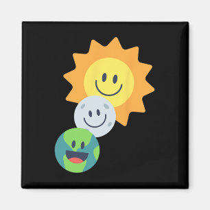 Íman Super Cute Earth Moon Sun Solar Eclipse 2024 Engra