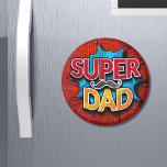 Íman Super Pai Mustache Moderno Grunge<br><div class="desc">Super Pai Mustache Moderno Grunge Magnets apresenta o texto "Super Pai" na tipografia moderna vermelha e amarela,  em um fundo azul e vermelho,  acentuado com bigode. Presentes para Pai de aniversário,  Dia de os pais,  Natal,  feriados e muito mais. Criado pelo Evco Studio www.zazzle.com/store/evcostudio</div>