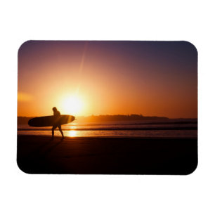 Íman Surfer com Surfboard em Beach no Sunset
