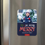 Íman Tão Feliz Foto de Férias<br><div class="desc">Ímanes de fotos de feriado personalizados impressos com modelos simples para personalização. Esta design moderna tem uma mistura festiva de tipografia em vermelho e branco sobre fundo azul marinho. O texto diz "Tão Feliz". Personalize-o com suas fotos e adicione seu nome de família e o ano. Use as ferramentas de...</div>