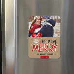 Íman Tão Feliz Foto de Férias<br><div class="desc">Ímanes de fotos de feriado personalizados impressos com modelos simples para personalização. Esta design moderna tem uma festiva mistura de tipografia em vermelho, cinza e branco sobre fundo de papel kraft falso. O texto diz "Tão Feliz". Personalize-o com suas fotos e adicione seu nome de família e o ano. Use...</div>