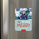 Íman Tão Feliz Foto de Férias<br><div class="desc">Ímanes de fotos de feriado personalizados impressos com modelos simples para personalização. Esta design moderna tem uma mistura festiva de tipografia em vermelho e branco sobre um fundo azul de menta. O texto diz "Tão Feliz". Personalize-o com suas fotos e adicione seu nome de família e o ano. Use as...</div>