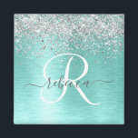 Íman Teal Brugado Metal Silver Glitter Nome Monograma<br><div class="desc">Personalize facilmente este design de ímã chique moderno com brilho bonito prateado brilhante num fundo metálico escovado teal.</div>