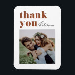 Íman Terracotta Retro Typografia Foto Moderna Casamento<br><div class="desc">Envie uma apreciação sincera com nosso obrigado personalizável de casamento fotográfico seu imã, projetado para misturar maravilhosamente a tipografia ousada com um elegante roteiro manuscrito. Este obrigado que você imã oferece uma maneira única e na moda de expressar sua gratidão aos convidados que celebraram seu dia especial. Personalize o cartão...</div>