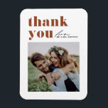 Íman Terracotta Retro Typografia Foto Moderna Casamento<br><div class="desc">Envie uma apreciação sincera com nosso obrigado personalizável de casamento fotográfico seu imã, projetado para misturar maravilhosamente a tipografia ousada com um elegante roteiro manuscrito. Este obrigado que você imã oferece uma maneira única e na moda de expressar sua gratidão aos convidados que celebraram seu dia especial. Personalize o cartão...</div>