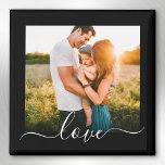 Íman Texto de Amor do Modelo de Fotografia de imã de ge<br><div class="desc">Modelo personalizado de foto de solteiro adora texto imã de geladeira preta de cozinha.</div>