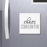 Íman Texto Tipográfico do Coordenador de Cores<br><div class="desc">Um design simples de "coordenador do caos" em um texto tipográfico preto divertido. Perfeito para aquela mãe ocupada,  professora,  gerente de esportes ou chefe de trabalho.</div>