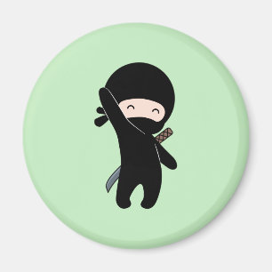 Íman Tiny Happy Ninja sobre verde