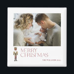 Íman Tipografia de Foto de Natal Feliz do Nutcracker Mo<br><div class="desc">Entre no espírito de Natal com este moderno Nutcracker Feliz Foto de Natal Magnet. Este belo ímã faz uma adição perfeita à sua decoração e tem certeza de trazer um sorriso a todos que a veem! A festiva tipografia burgundy sobressai da imagem do quebra-cabeça da aquarela, dando-lhe uma aparência verdadeiramente...</div>