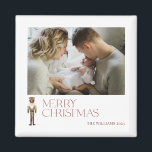 Íman Tipografia de Foto de Natal Feliz do Nutcracker Mo<br><div class="desc">Entre no espírito de Natal com este moderno Nutcracker Feliz Foto de Natal Magnet. Este belo ímã faz uma adição perfeita à sua decoração e tem certeza de trazer um sorriso a todos que a veem! A festiva tipografia burgundy sobressai da imagem do quebra-cabeça da aquarela, dando-lhe uma aparência verdadeiramente...</div>