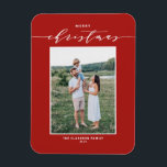 Íman Tipografia Red Modern Mix Feliz Foto de Natal<br><div class="desc">Feliz Natal! Envie desejos de Natal para a família e amigos com este ímã de Natal moderno e personalizável. Apresenta uma escrita elegante e uma tipografia simples. Personalize este cartão fotográfico de Natal adicionando nomes e uma fotografia. Este ímã de Natal vermelho está disponível em outros estoques de cartão e...</div>