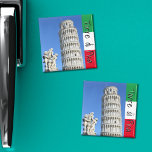 Íman Torre inclinada da estátua de Pisa e Putti<br><div class="desc">Esta imã de geladeira apresenta a bela torre tenente de Pisa (Toscana,  Itália) em Piazza dei Miracoli,  com a estátua da fonte Putti,  e a bandeira italiana à direita com as palavras "Torre di Pisa" a preto.</div>