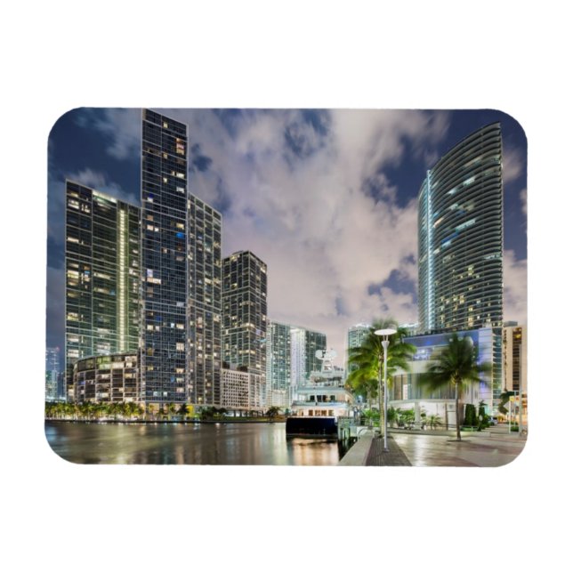 Íman Torres iluminadas na margem aquática do rio Miami (Horizontal)