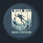 Íman Trabalhar Bem Sob Pressão Funny Scuba Mergulhando<br><div class="desc">Design de mergulho e de retromergulho para mergulho recreativo e mergulhador profissional de profundidade. Esta mercadoria engraçada e humorística é excelente para aqueles que amam mergulho, snorkeling e exploração do oceano. Perfeito para quem ama mergulhar e natação debaixo d'água entre tubarões e peixes. Presente de Natal e excelente de aniversário...</div>