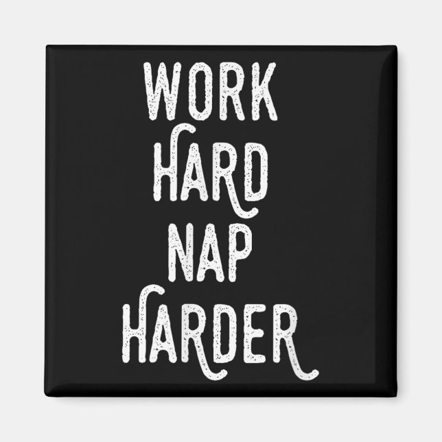 Íman Trabalhe Duro, Dorme Mais Duro _ Camiseta de Citaç (Frente)