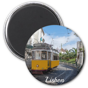 Íman Trama amarela na rua em Lisboa, Portugal