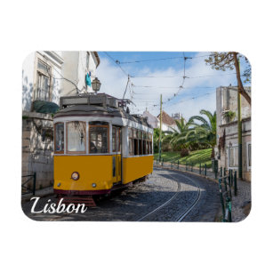 Íman Trama amarela na rua em Lisboa, Portugal