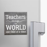 Íman Trecho de tipografia branca do quadro de professor<br><div class="desc">"Professores mudam o mundo de uma criança de cada vez" pondera tipografia em fundo de quadro-negro e escrita branca. Poderia fazer uma boa obrigado para você oferecer ao seu melhor professor.</div>