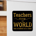 Íman Trecho de tipografia de ouro inspiracional para pr<br><div class="desc">"Professora muda o mundo de um estudante de cada vez",  uma promissora citação tipográfica em preto e ouro. Observe que a cor de fundo pode ser alterada (após selecionar a opção PERSONALIZAR).</div>