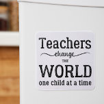 Íman Trecho de tipografia inspiracional do professor<br><div class="desc">"Professora muda o mundo de uma criança de cada vez",  atenciosa citação tipográfica a preto e branco. Observe que a cor de fundo pode ser alterada (após selecionar a opção PERSONALIZAR).</div>