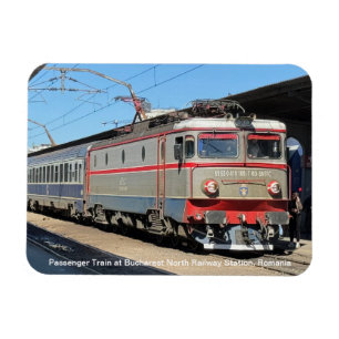 Íman Trem de Passageiros na Estação de Trem de Bucarest