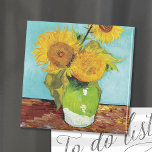 Íman Três girassóis | Vincent Van Gogh Magnet<br><div class="desc">Três girassóis (1888) pelo artista holandês Vincent Van Gogh. A pintura de arte original é um óleo na canvas que representa uma vida estática de girassóis amarelos brilhantes contra um fundo de turquesa. Use as ferramentas de design para adicionar texto personalizado ou personalizar a imagem.</div>