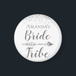 Íman Tribo Silver Boho Bride Personalizado<br><div class="desc">A borda prateada da gliteria,  onde abaixo está a legenda da tribo da noiva de Amanda,  que pode ser personalizada para torná-la única e exclusivamente sua,  com uma seta no meio,  para um talento extra. Boho Chic vibes.</div>