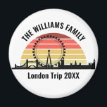 Íman Trilha de Família Personalizada Sunset da Inglater<br><div class="desc">Imã personalizado de férias em Londres com uma silhueta das atrações da cidade em frente a um pôr do sol legal incluindo a ponte,  o olho de Londres (Millenium Wheel) e o relógio do Big Ben. Legal viagem do Reino Unido guardam lembrança.</div>