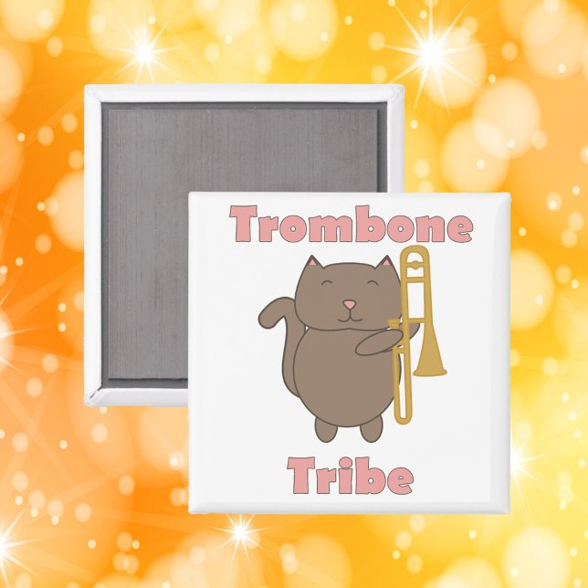 Íman Trombone Tribe Funny Cat Pink Letters (A magnet with a funny cat holding a trombone and the words trombone tribe in pink letters.)