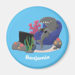 Íman Tubarão engraçado assistindo desenhos animados na 