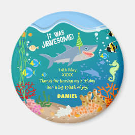 Íman Tubarão sorridente sob a Festa de aniversário do m