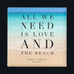Íman Tudo que precisamos é amor e o casamento da praia<br><div class="desc">Linda cena da praia favorece ímãs com o ditado "Tudo que precisamos é amor e praia". Personalizado com seus nomes e data de casamento.</div>