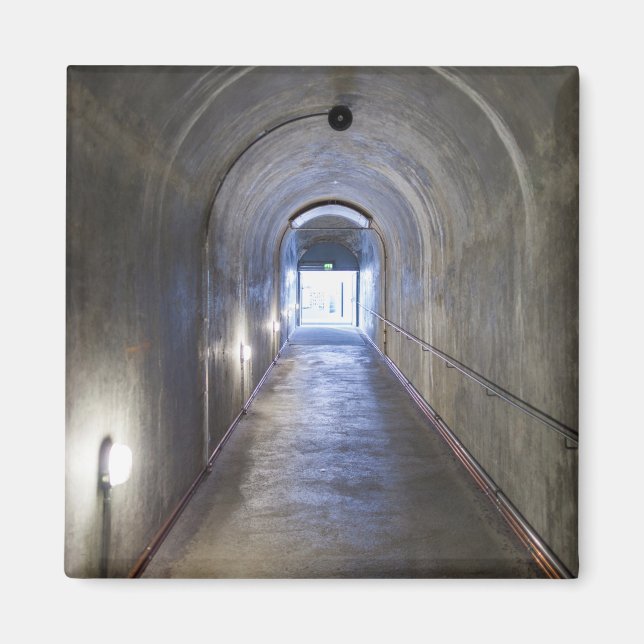 Íman Túnel de Concreto em um Bunker Nazi (Frente)