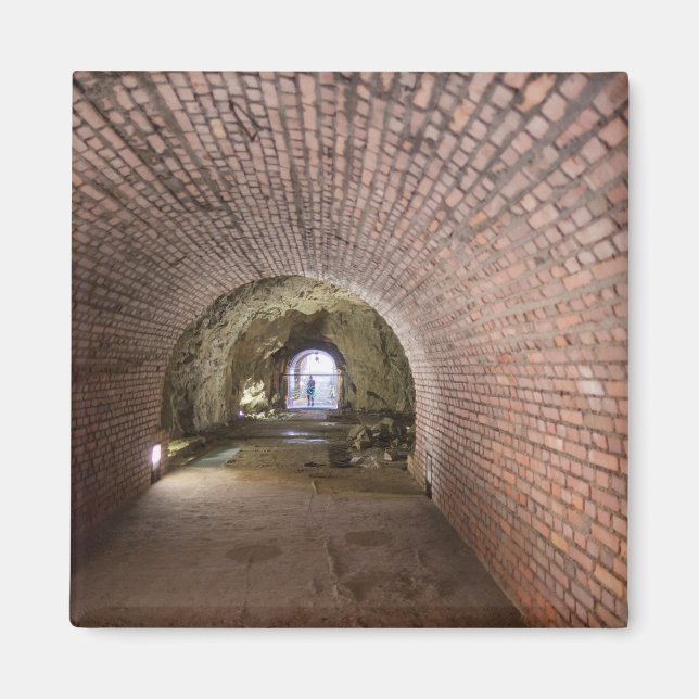 Íman Túnel de Tijolo em um Bunker Militar (Frente)