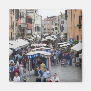 Íman Turistas em um mercado de rua, Veneza, Italia